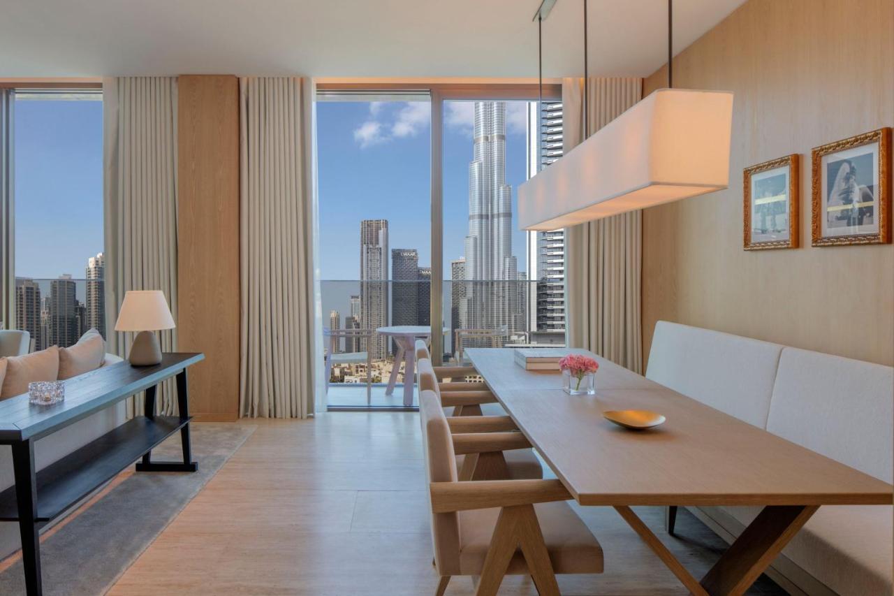 The Dubai Edition エクステリア 写真 A dining room at The Ritz-Carlton, Downtown, Dubai