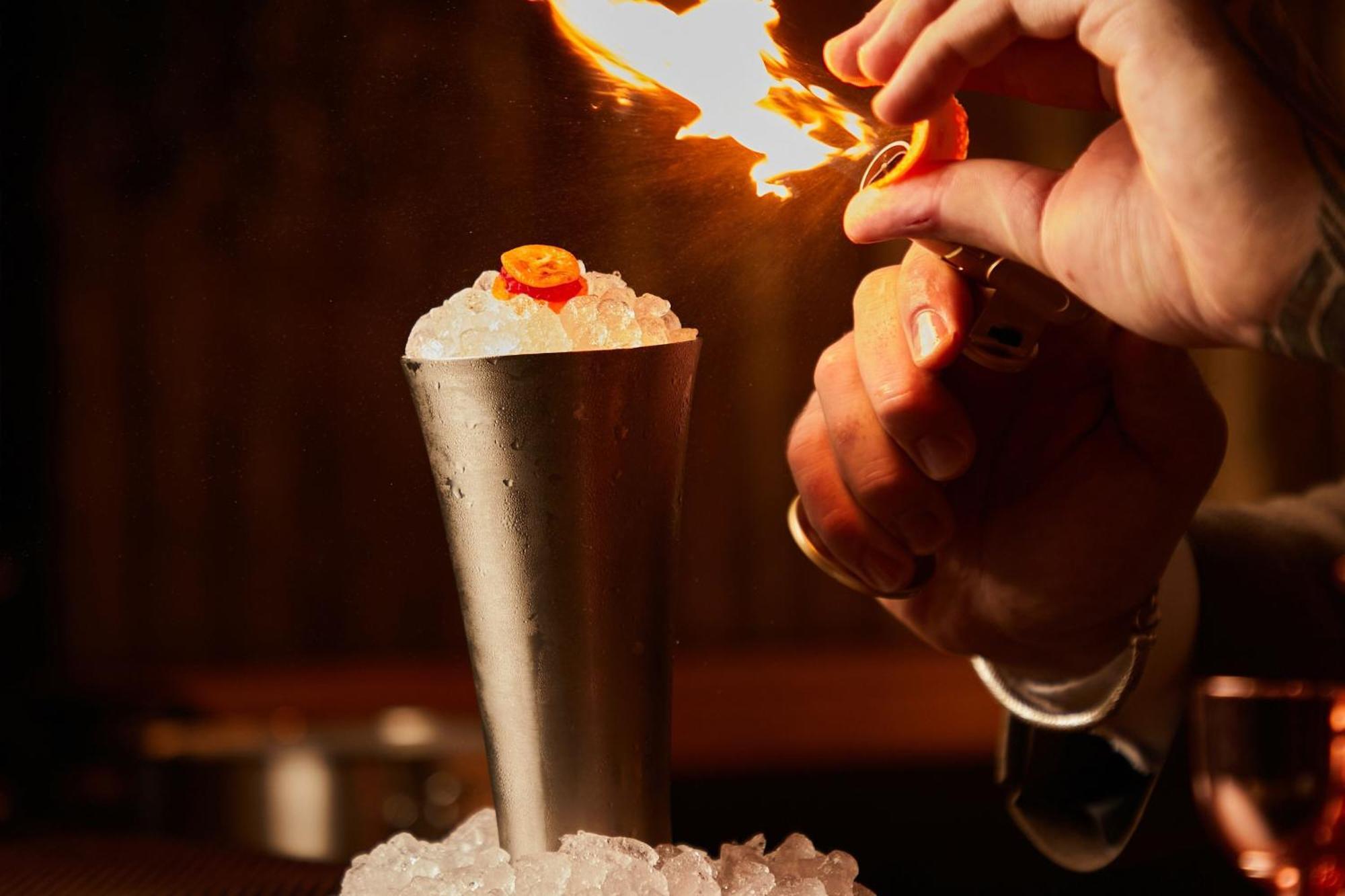 The Dubai Edition エクステリア 写真 Flaming the cocktail