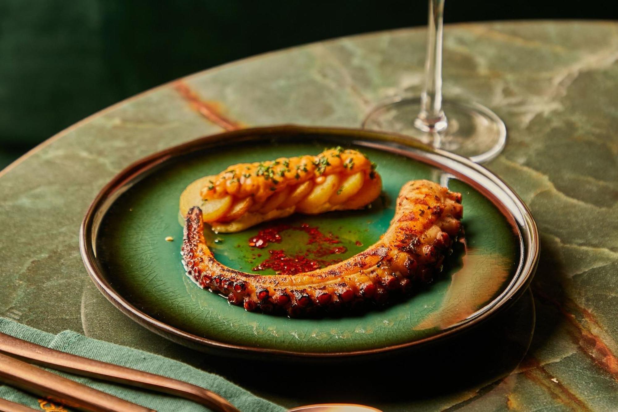 The Dubai Edition エクステリア 写真 Octopus prepared in the Portuguese style