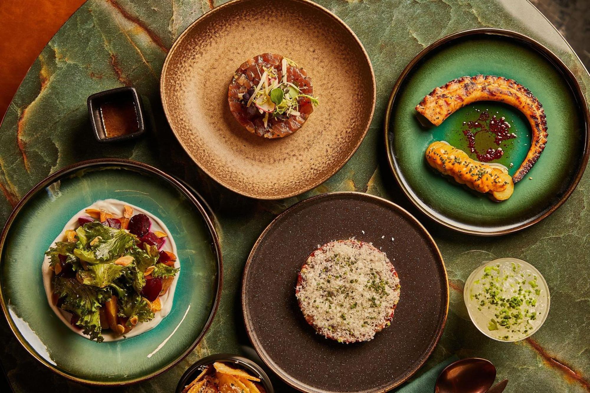 The Dubai Edition エクステリア 写真 Dishes at the restaurant