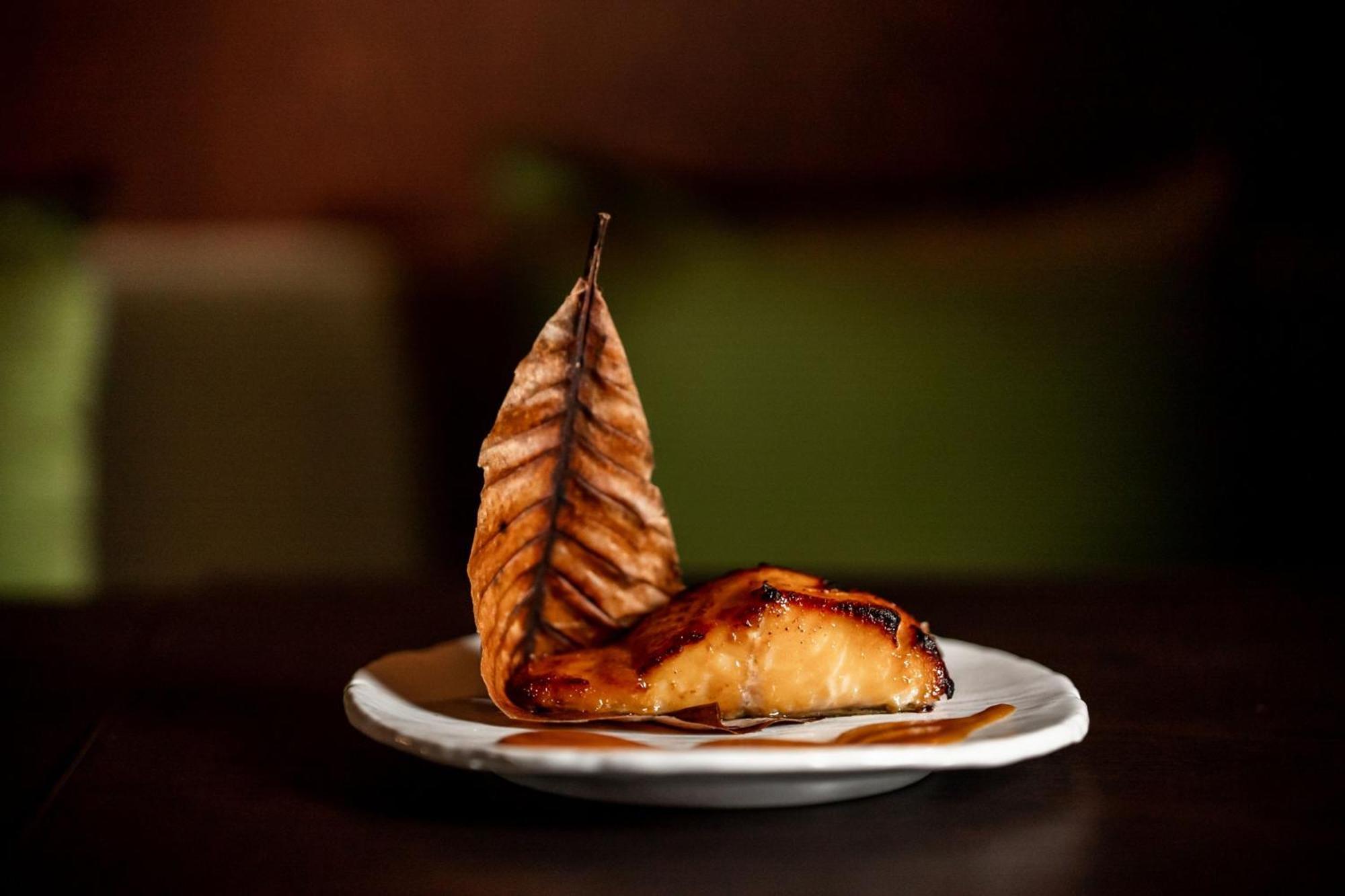 The Dubai Edition エクステリア 写真 Smoked and grilled salmon