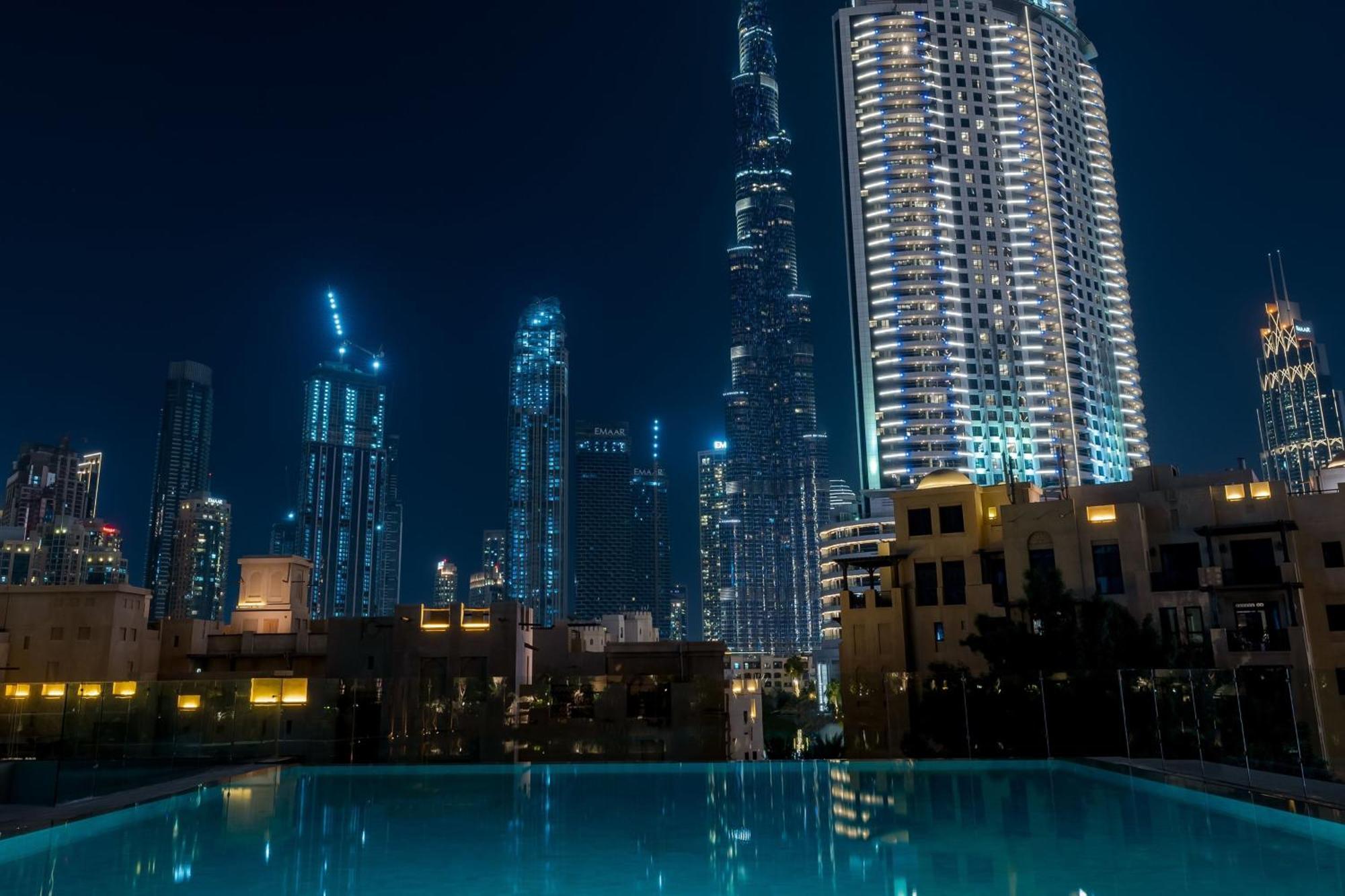 The Dubai Edition エクステリア 写真 View of the complex at night