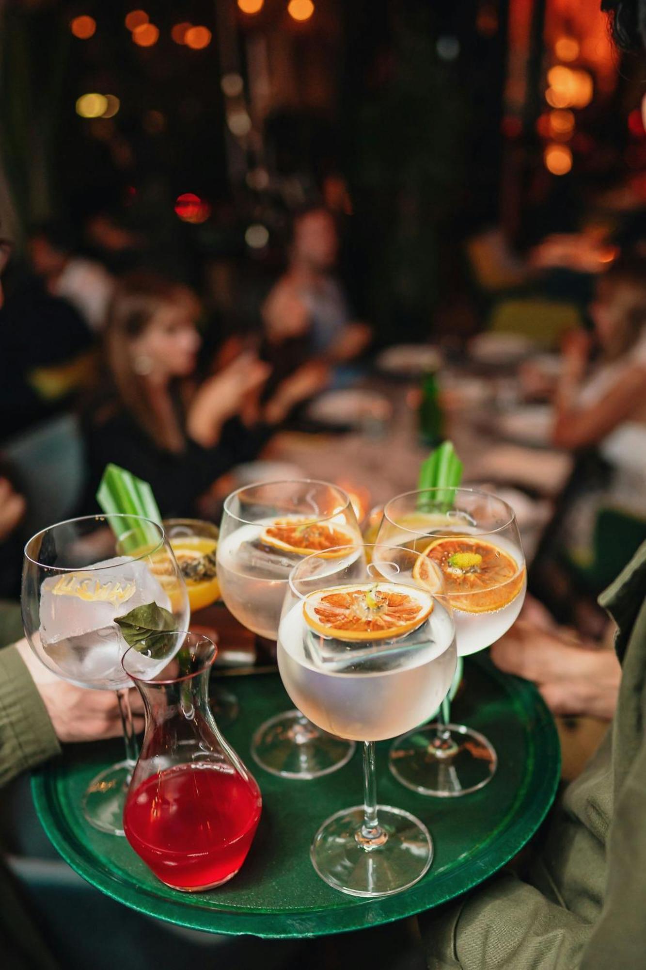 The Dubai Edition エクステリア 写真 Gin and tonic
