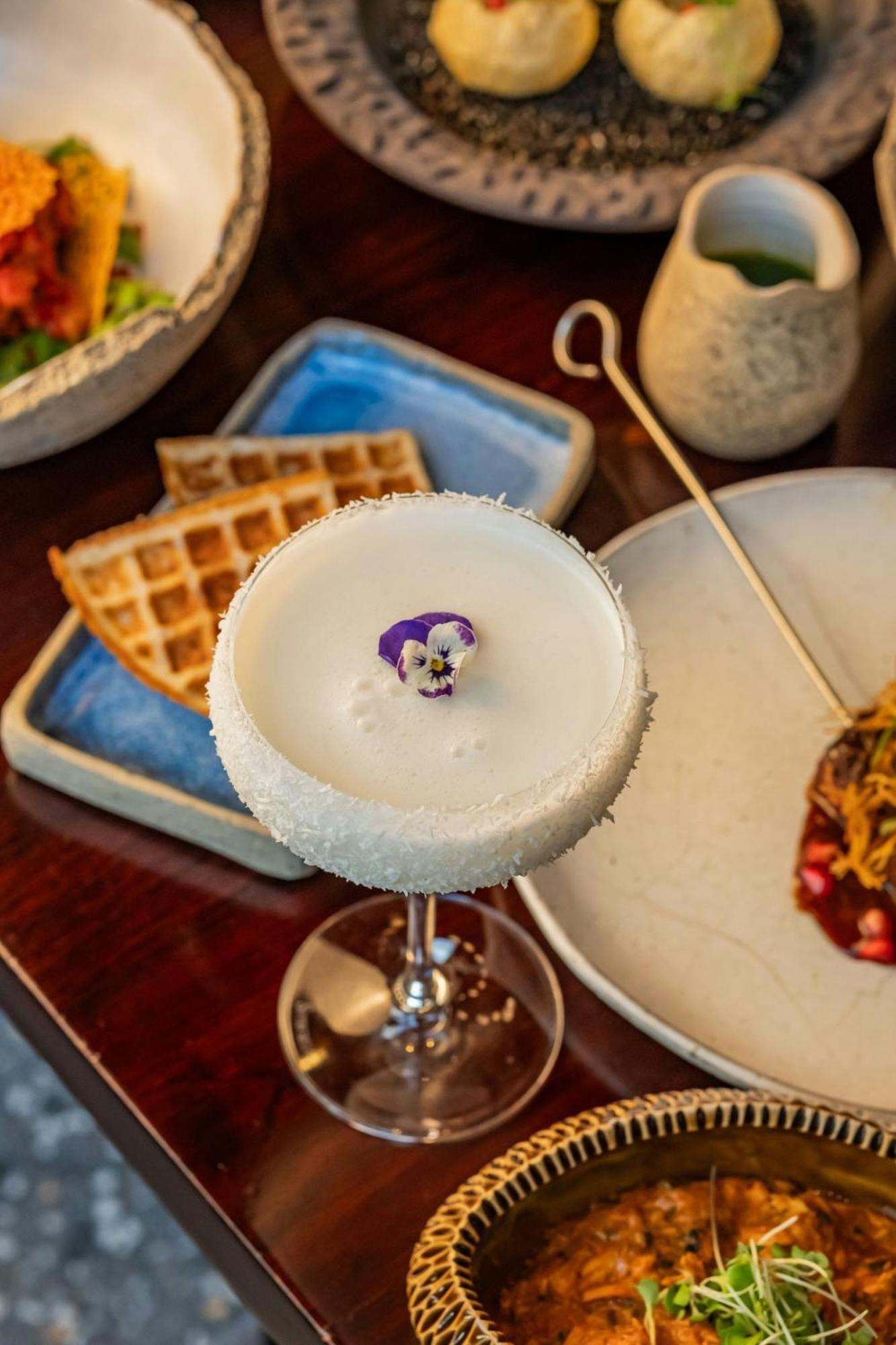 The Dubai Edition エクステリア 写真 A cocktail at the restaurant