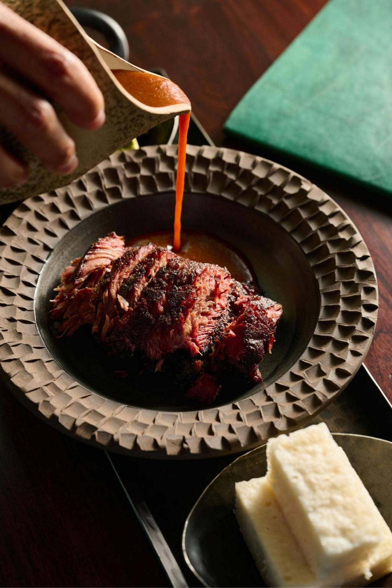 The Dubai Edition エクステリア 写真 A plate of grilled meat