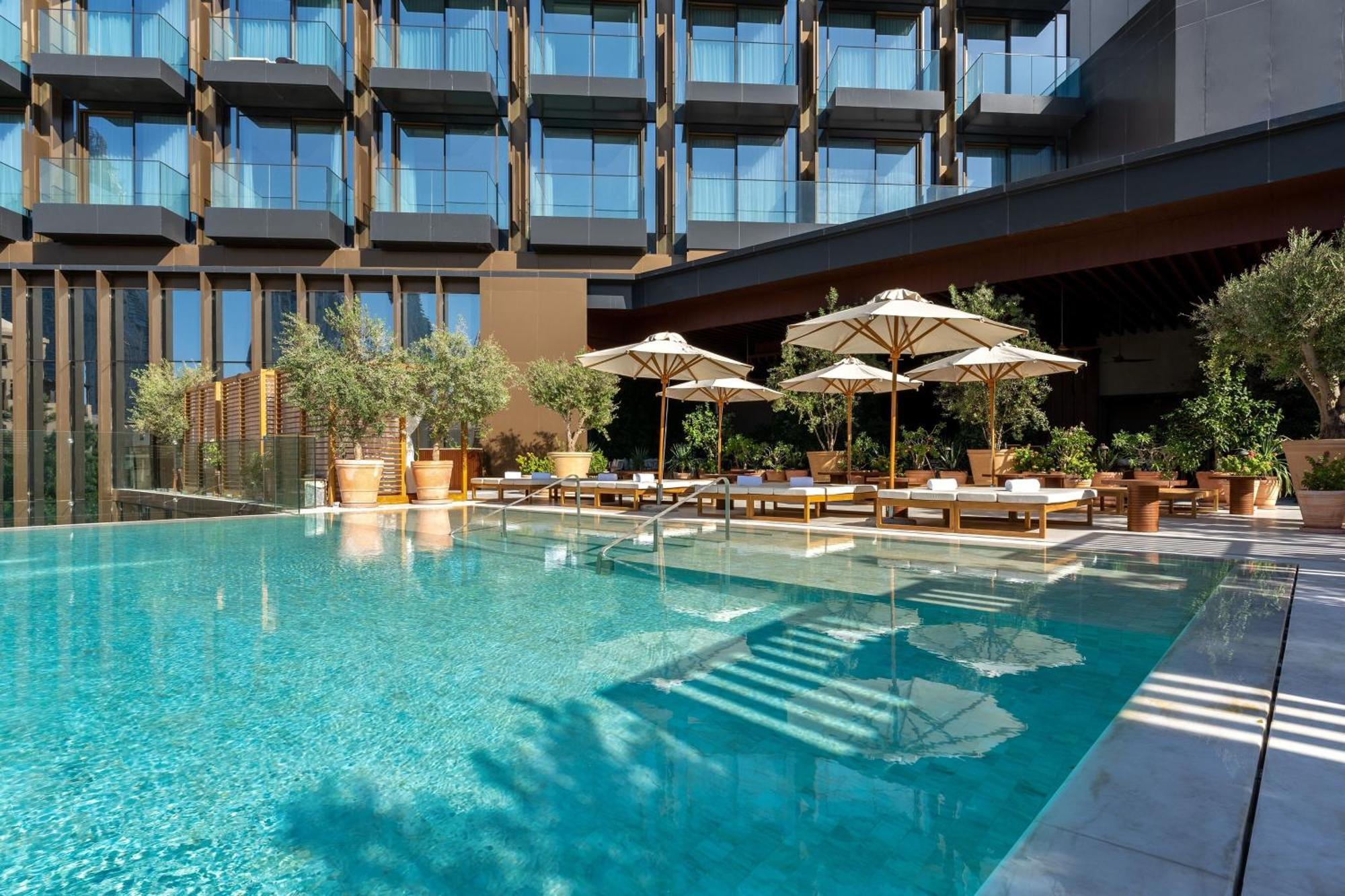 The Dubai Edition エクステリア 写真 The hotel's pool